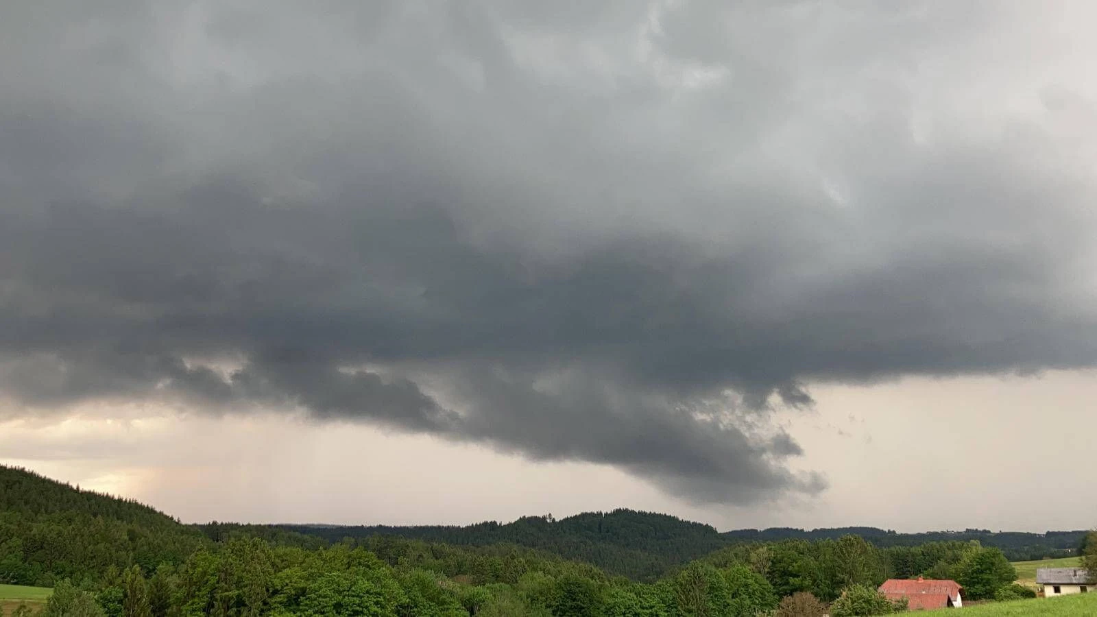 Unwetter-Wolken ziehen über Österreich.