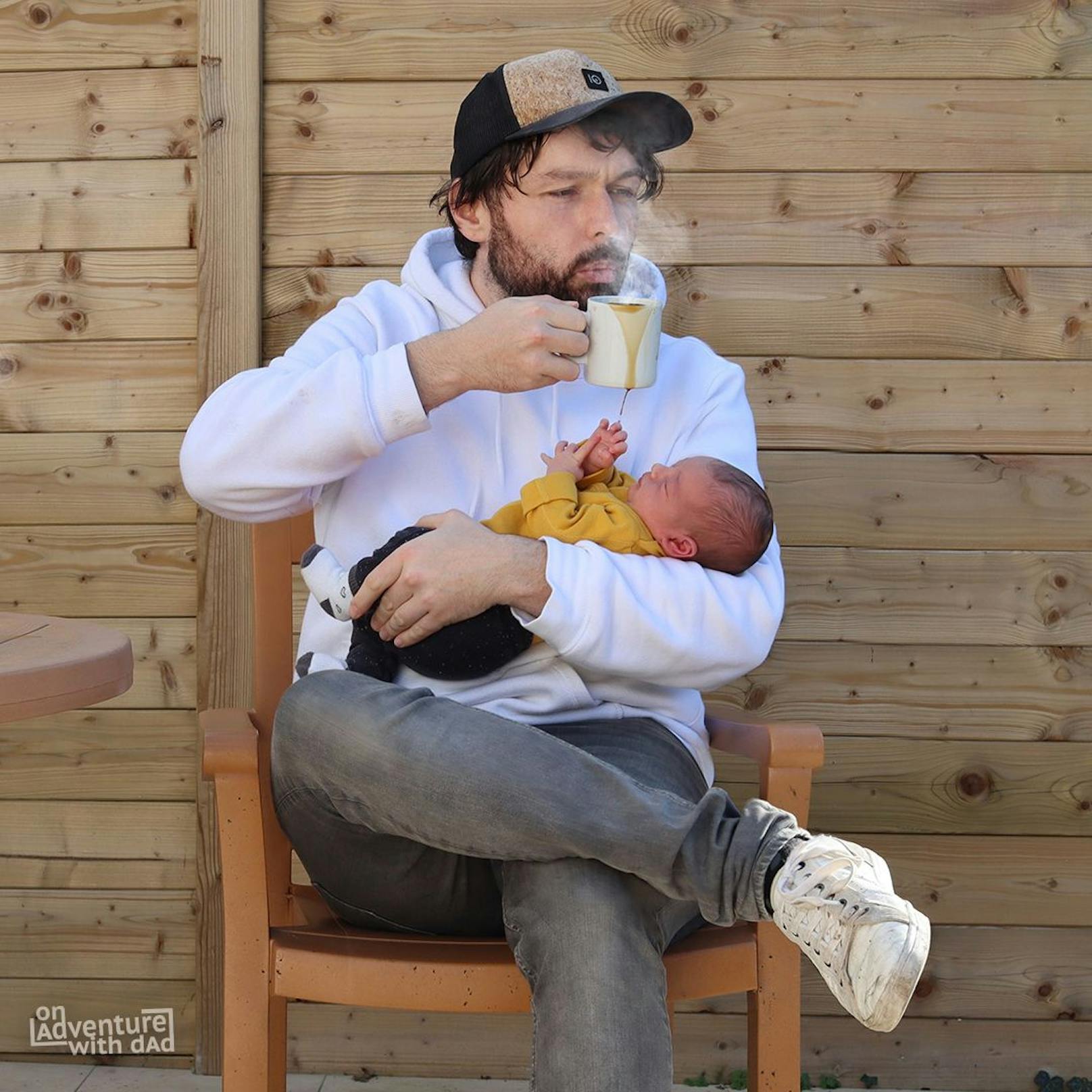 Ein anderes Foto zeigen ihn, wie er brühend heißen Kaffee auf Baby Aster verschüttet.