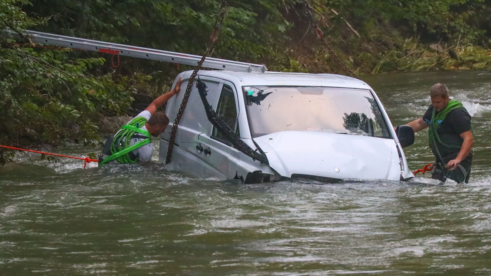 Transporter fiel in Fluss, Lenker rettete sich aufs Dach. Die Feuerwehr Windischgarsten sicherte das Fahrzeug, um es bergen zu können.