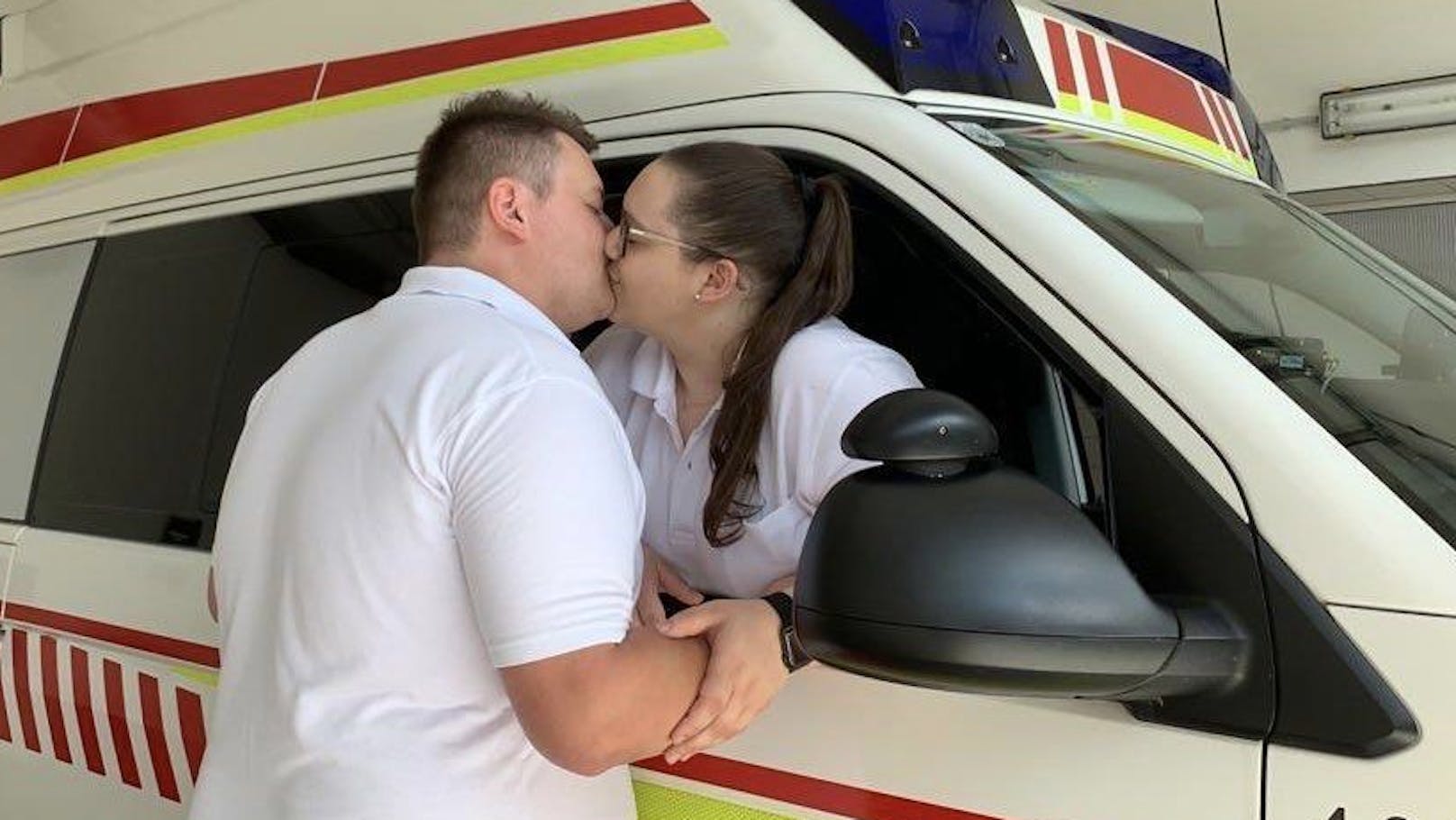 Ein Küsschen zu Dienstbeginn: Georg (27) und Marina (23) aus Hofkirchen