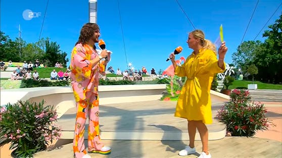 Riccardo Simonetti und Moderatorin Andrea Kiewel im ZDF-Fernsehgarten