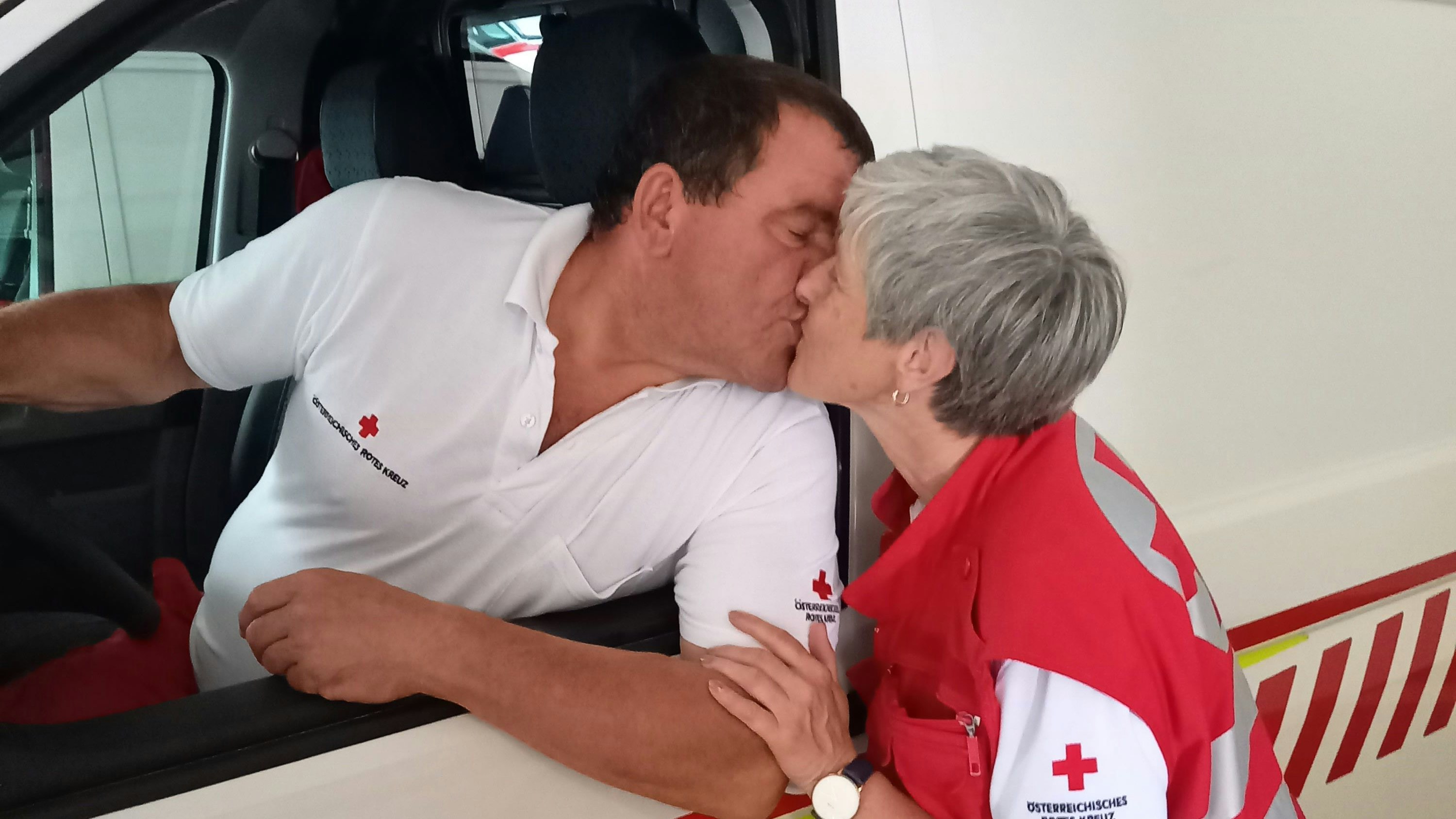 Ein Bussi für seine Karin. Seit Februar 2019 sind Josef und die 55-Jährige ein Paar.