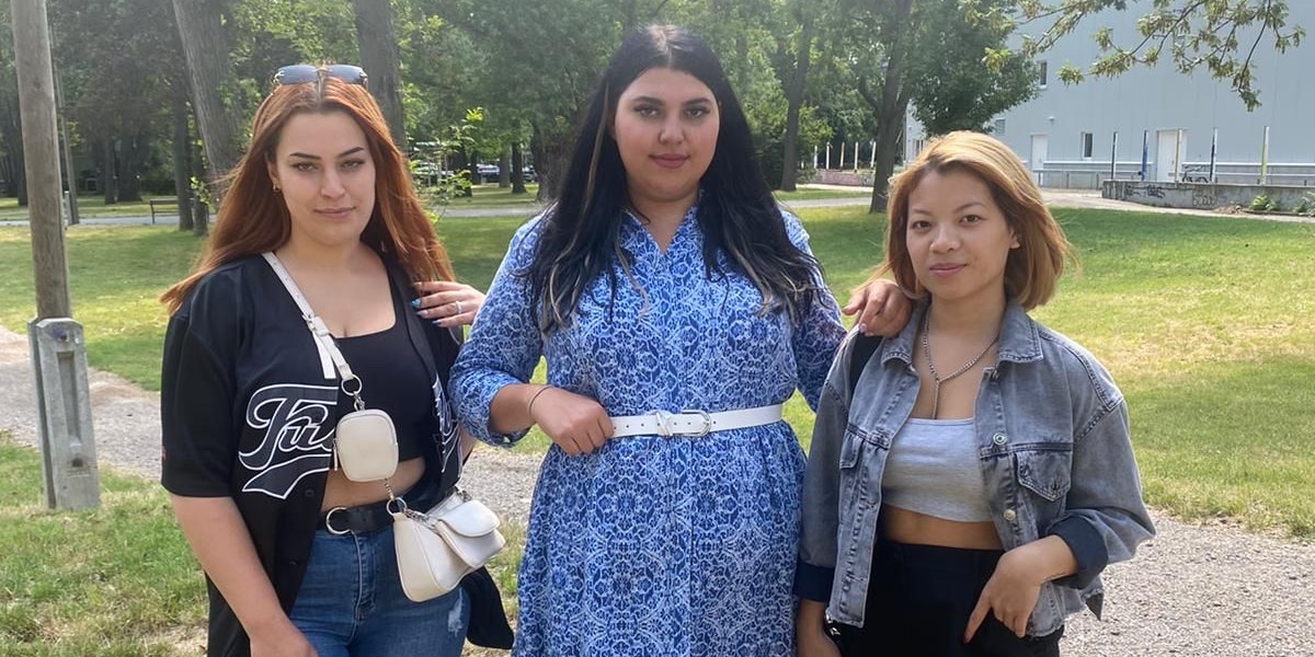 Liza (v.l.n.r.) und Vivi soll wegen ihrer Figur der Eintritt in den "Vie i Pee"-Club verwehrt worden sein. Ihre Freundin Jessi hätte ohne sie rein können.