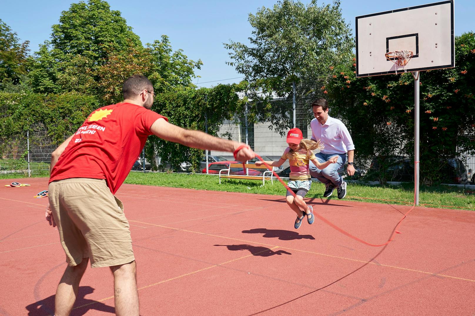 Bei seinem Besuch bei den Summer City Camps kam bei Vizebürgermeister Christoph Wiederkehr das Kind im Manne raus. Mit sichtlicher Begeisterung sprang er mit den Kids um die Wette. 