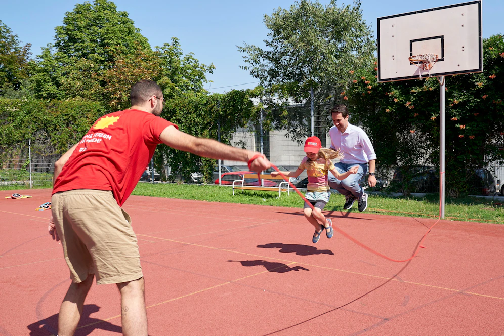 Bei seinem Besuch bei den Summer City Camps kam bei Vizebürgermeister Christoph Wiederkehr das Kind im Manne raus. Mit sichtlicher Begeisterung sprang er mit den Kids um die Wette. 