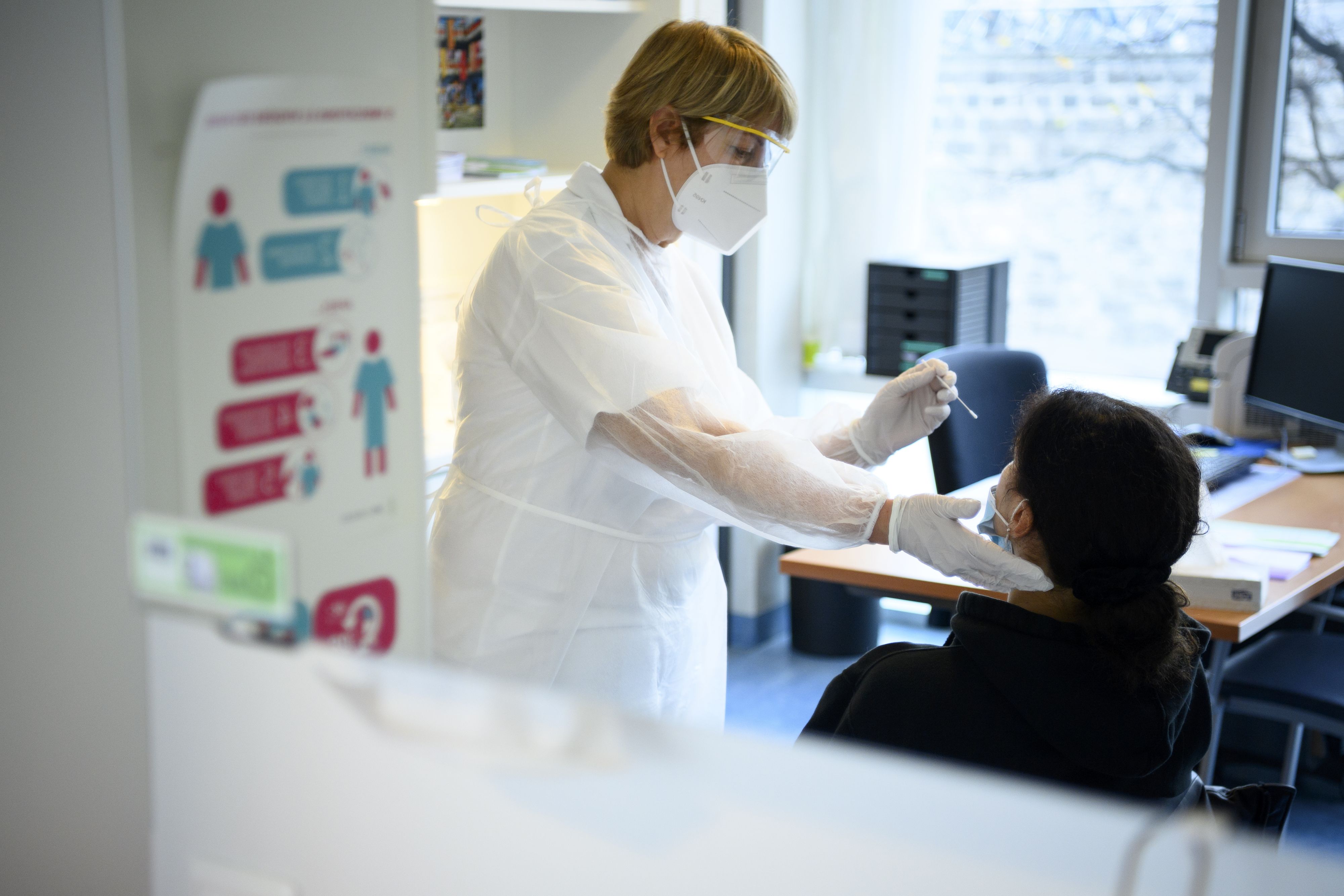 Download von www.picturedesk.com am 21.07.2021 (12:29).  A health worker collects a nose swab sample for a polymerase chain reaction (PCR) for a SARS-CoV-2 Rapid Antigen Test from the Swiss multinational healthcare company Roche at the coronavirus testing facility of Unisante during the coronavirus disease (COVID-19) outbreak, in Lausanne, Switzerland, Monday, November 9, 2020. (KEYSTONE/Laurent Gillieron) - 20201109_PD1513 - Rechteinfo: Rights Managed (RM)
