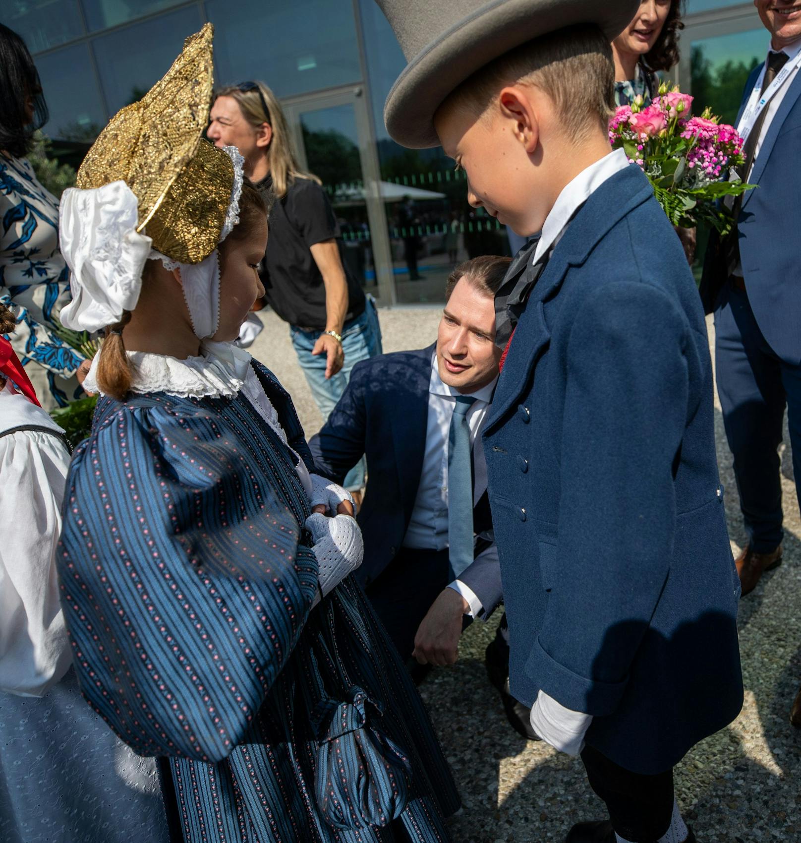 Kinder in Vorarlberger Trachten begrüßten Bundeskanzler Sebastian Kurz.