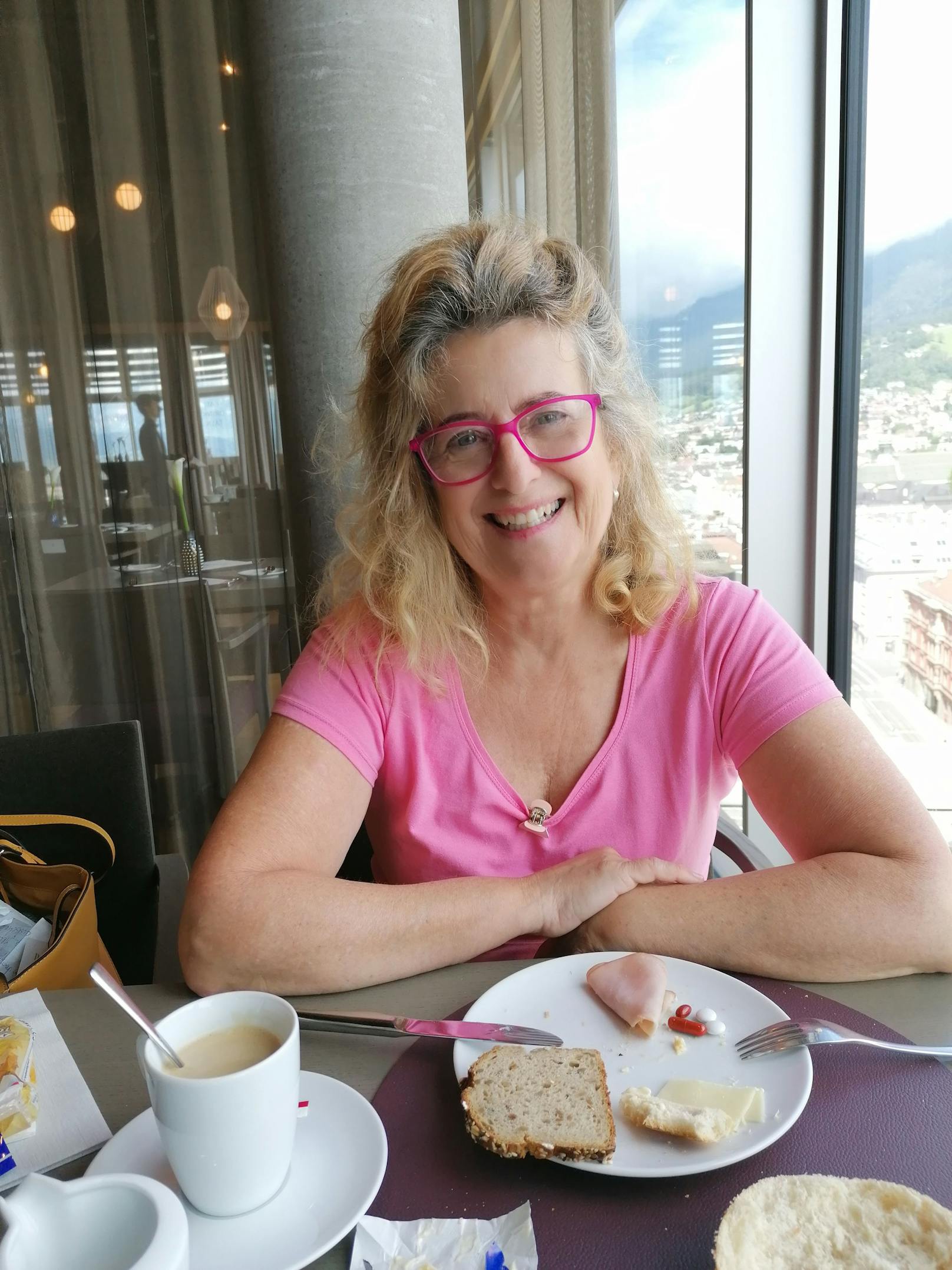 Gerda beim Frühstück im Hotel aDLERS