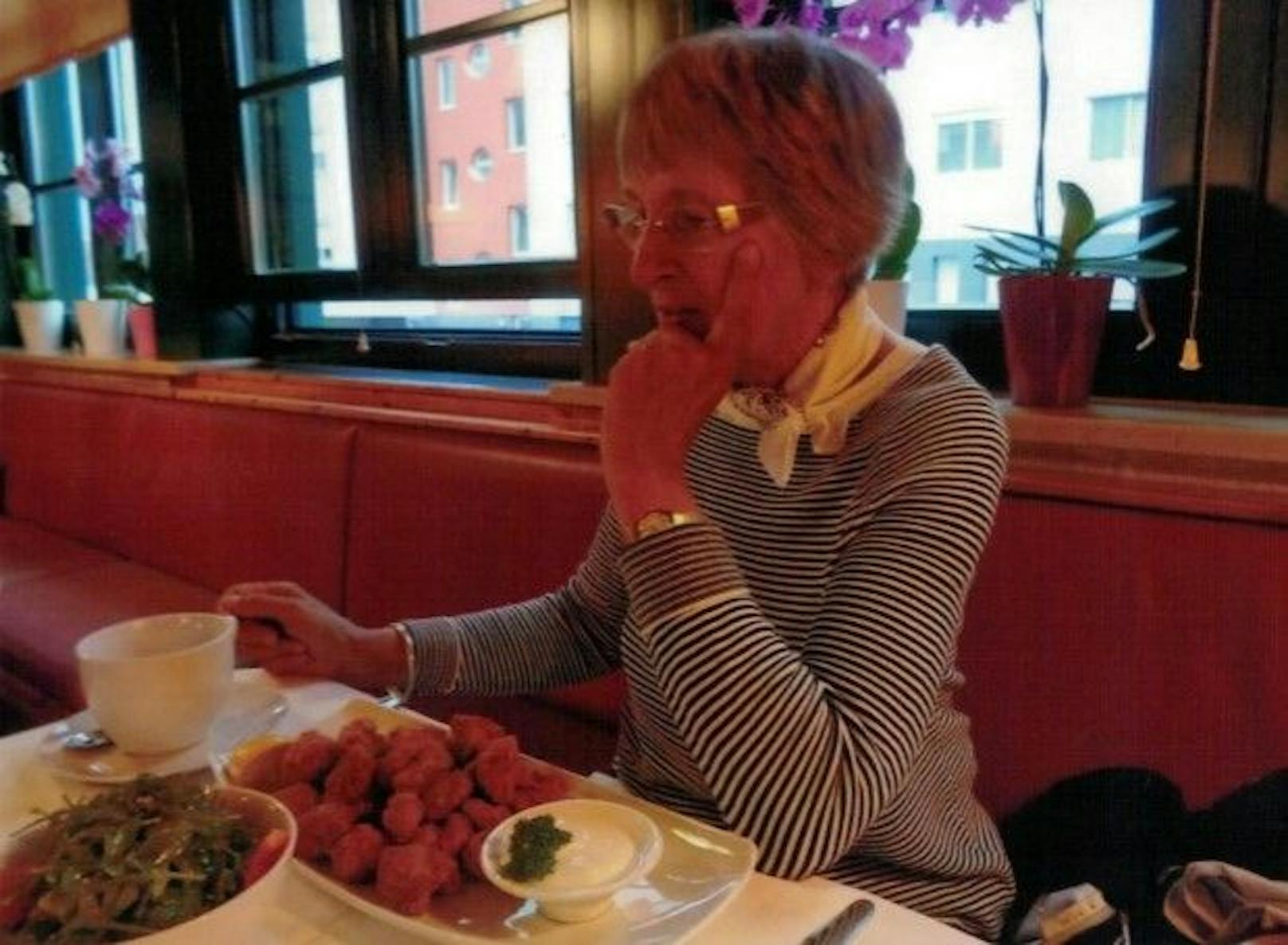 Hertha genießt ihr Abendessen im Restaurant Platane
