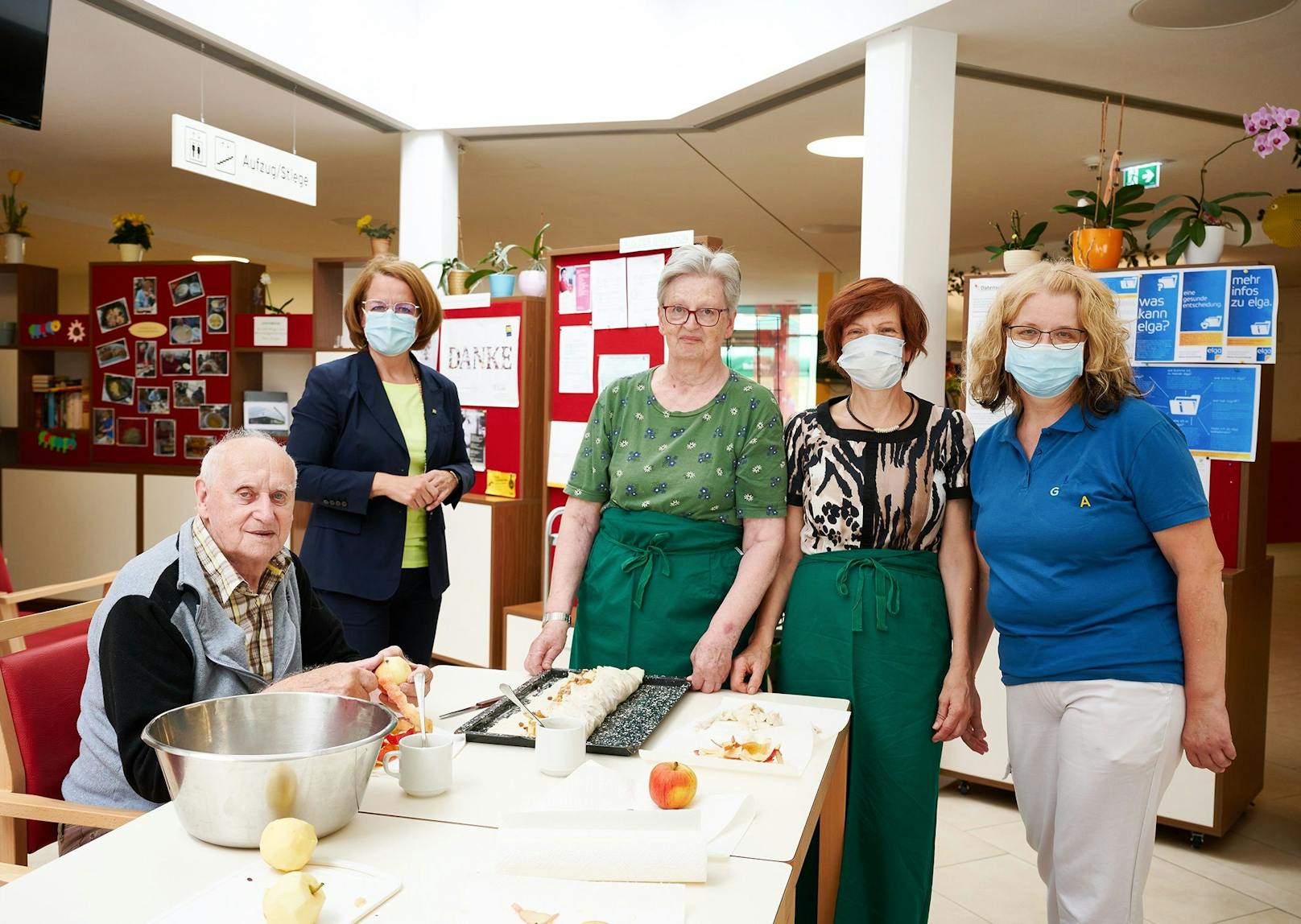 Sozial-Landesrätin Christiane Teschl-Hofmeister (hinten links) mit ehrenamtlichen Mitarbeiterinnen und einem Bewohner des Pflege- und Betreuungszentrums Ybbs.
