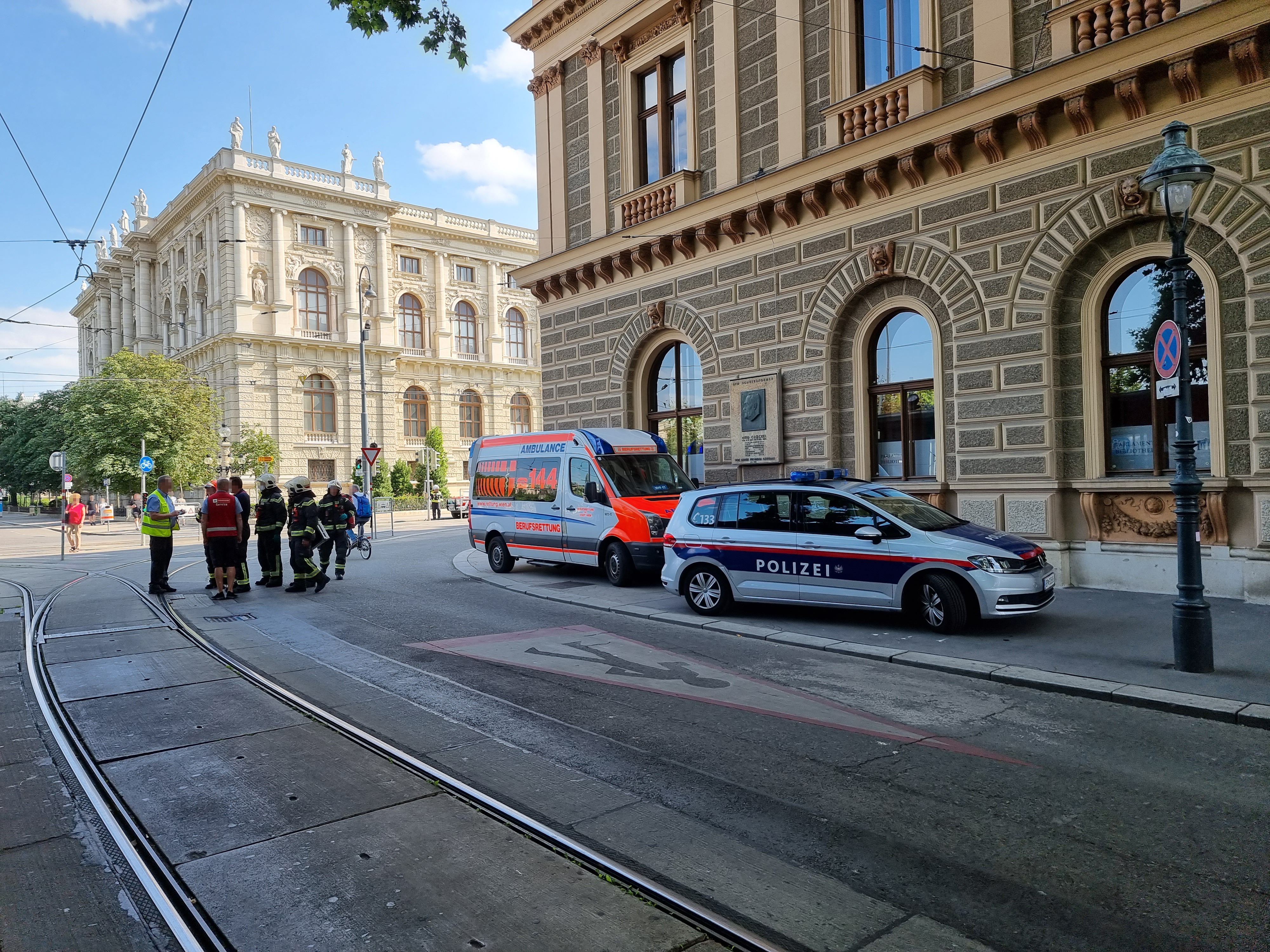 Mädchen (5) In Wiener U-Bahn-Station-Lift Eingeklemmt | Heute.at