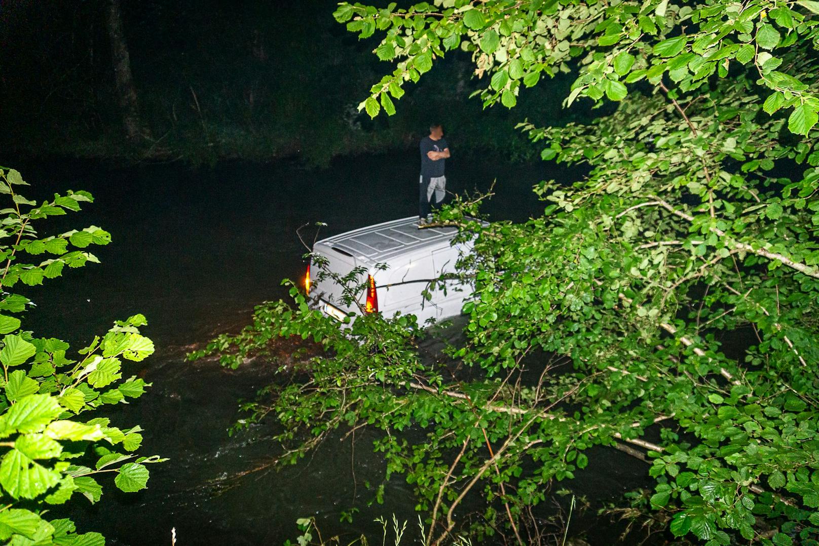Mit Mercedes in Fluss: Hier wartet Fahrer auf Rettung