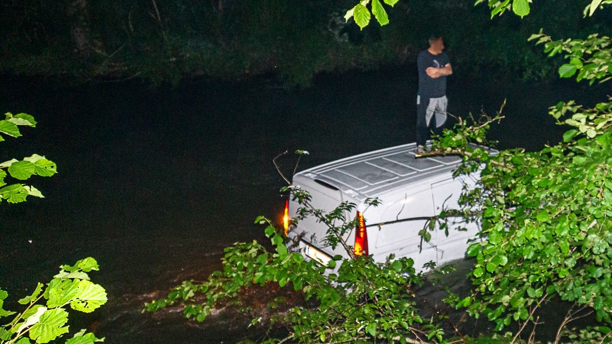 Der Lenker des Transporters wartet darauf, dass ihm die Feuerwehr hilft.