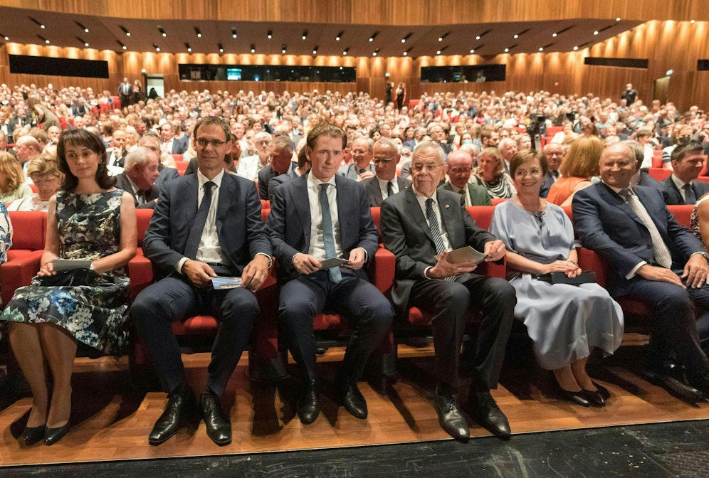 Landeshauptmann Markus Wallner (ÖVP) mit Ehefrau Sonja, Bundeskanzler Sebastian Kurz (ÖVP), Bundespräsident Alexander Van der Bellen und seine Frau Doris Schmidauer im Rahmen der Eröffnung der 75. Bregenzer Festspiele am Mittwoch, 21. Juli 2021, vor dem Festspielhaus in Bregenz.