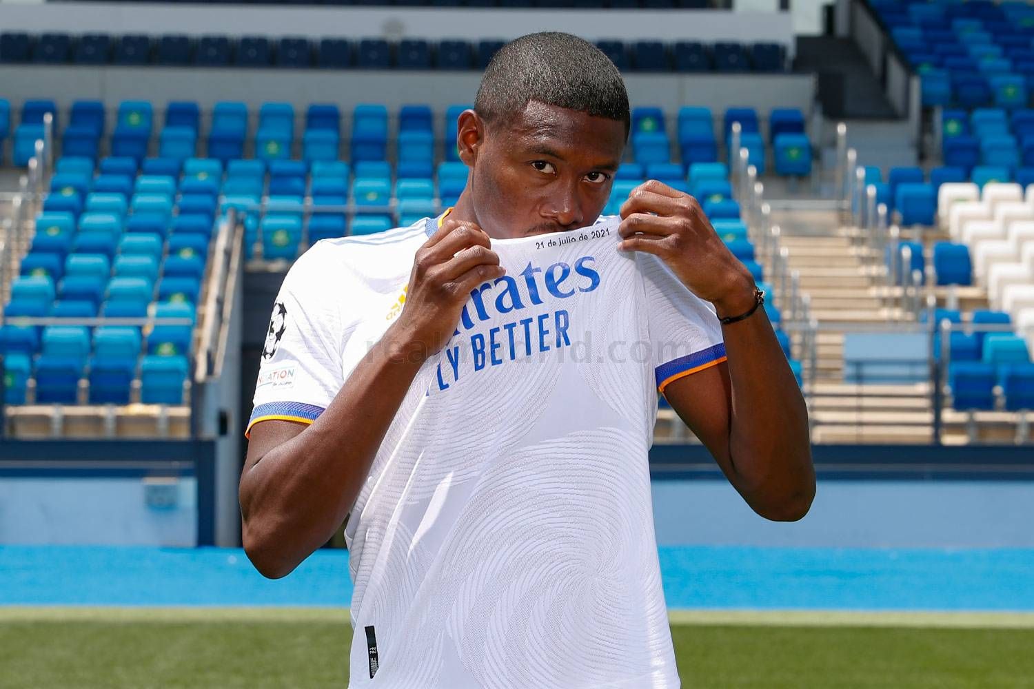 David Alaba küsst das Real-Wappen. 