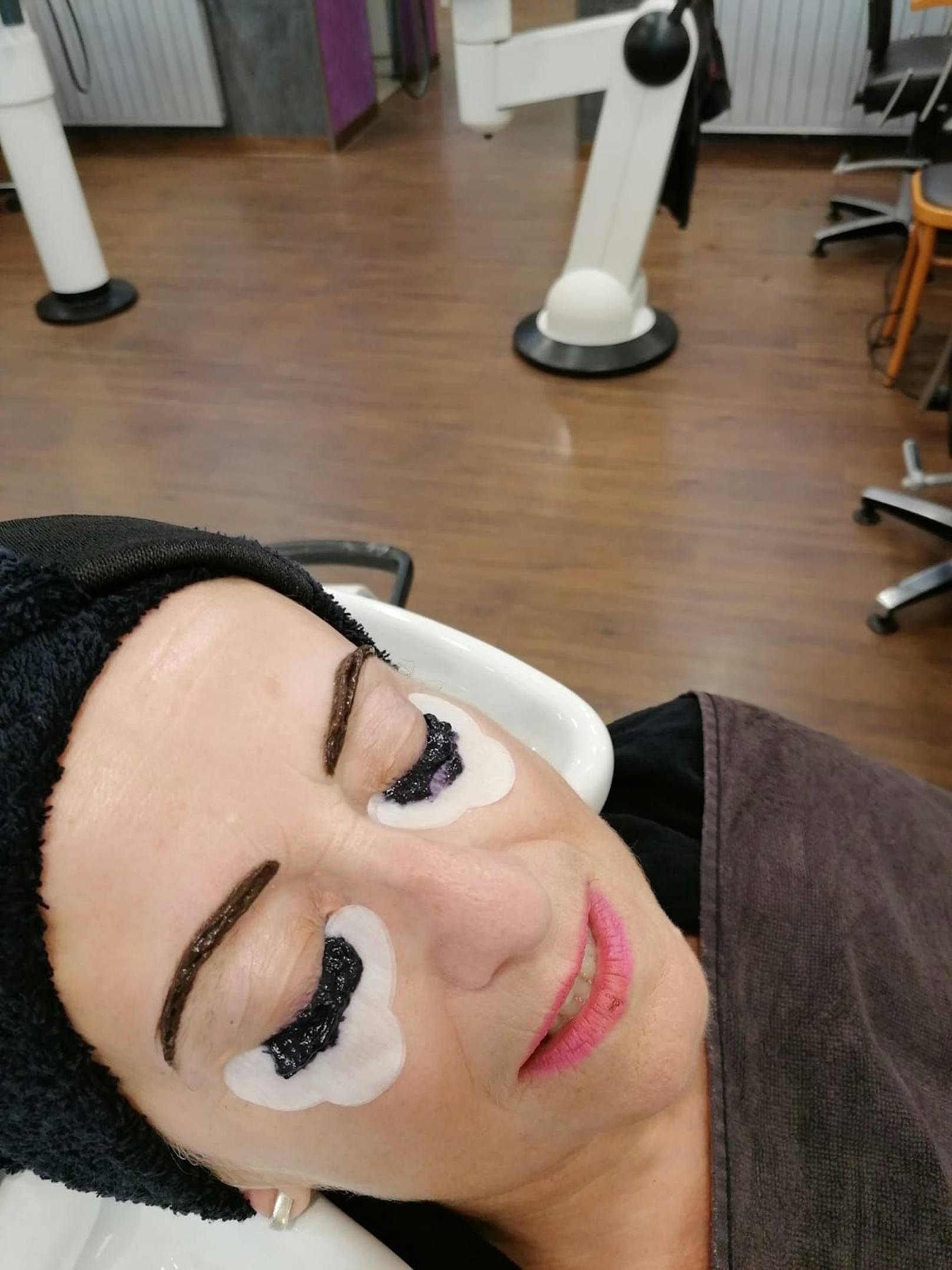 Elfi bei ihrer Gesichtsbehandlung im Beauty Center Tirol