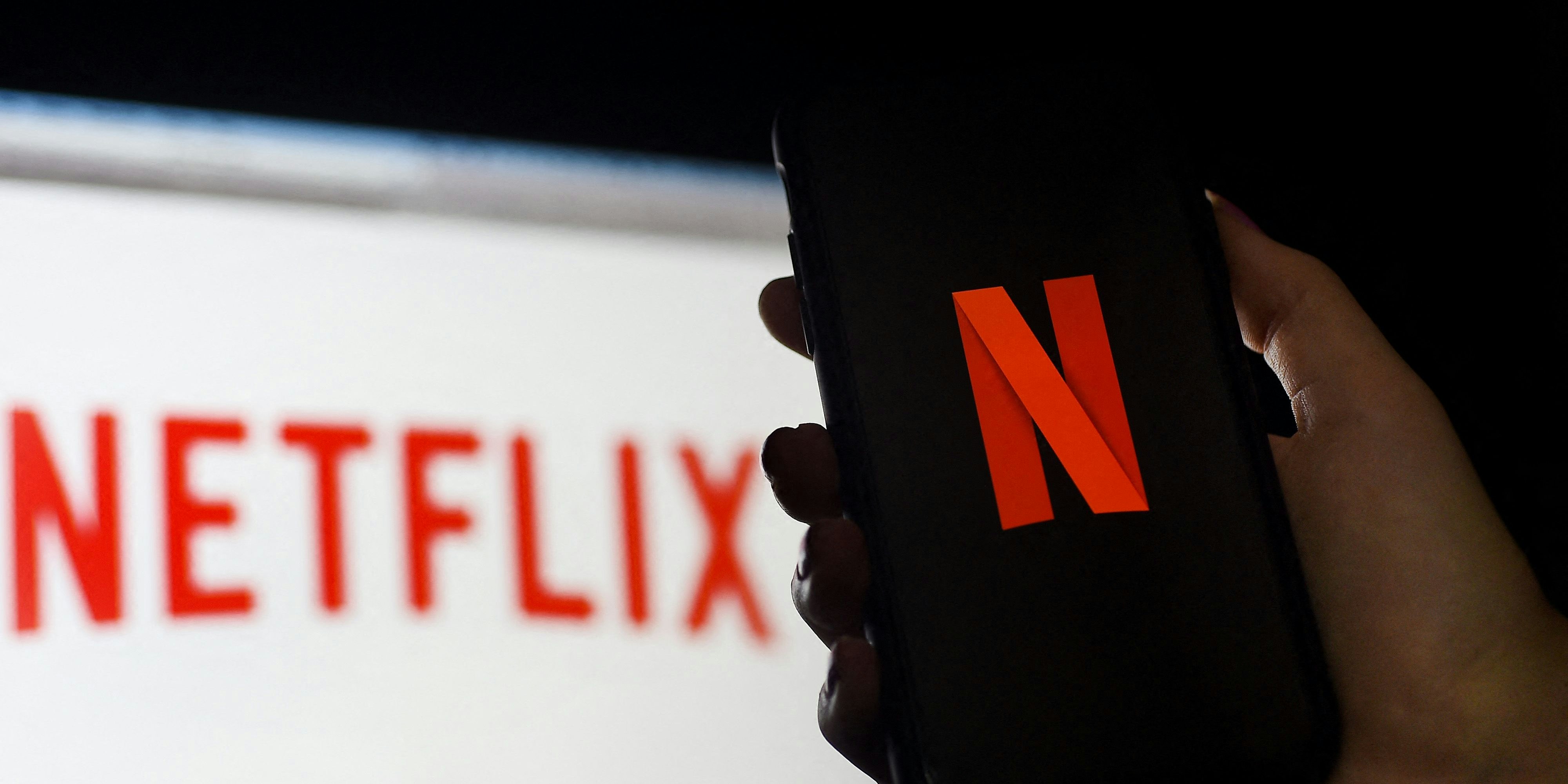 Download von www.picturedesk.com am 21.07.2021 (14:53).  (FILES) In this photo illustration a computer and a mobile phone screen display the Netflix logo on March 31, 2020 in Arlington, Virginia. - Netflix on July 15, 2021 confirmed that it recruited a video game veteran from Facebook to lead a gaming team at the television star Mike Verdu was hired to take charge of video game development at the Silicon Valley company, which has openly called hits such as "Fortnite" competition for people's online entertainment time. (Photo by Olivier DOULIERY / AFP) - 20200331_PD12945 - Rechteinfo: Rights Managed (RM) Nur für redaktionelle Nutzung! Werbliche Nutzung erfordert Freigabe: bitte schicken Sie uns eine Anfrage.