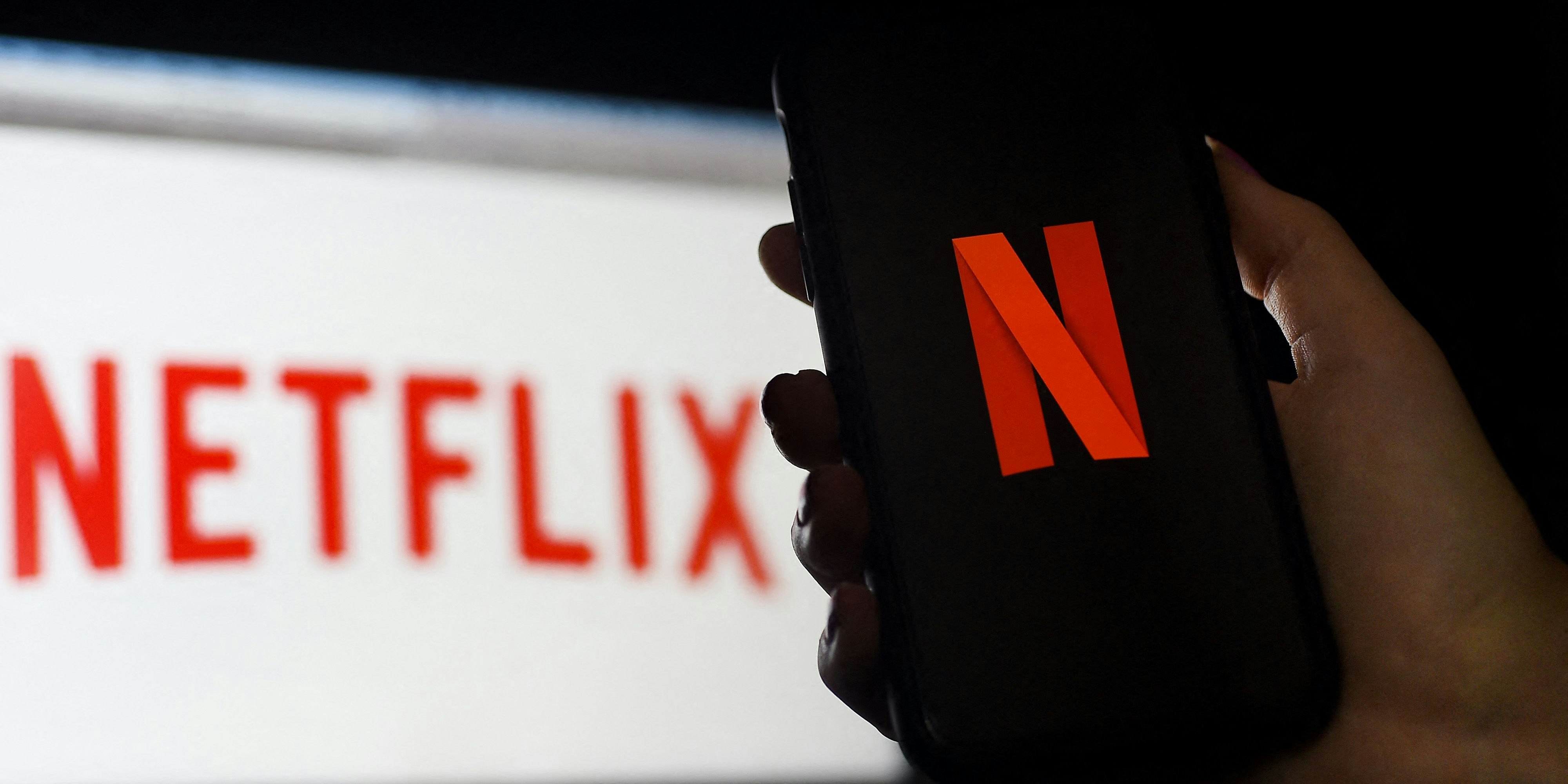 Download von www.picturedesk.com am 21.07.2021 (14:53).  (FILES) In this photo illustration a computer and a mobile phone screen display the Netflix logo on March 31, 2020 in Arlington, Virginia. - Netflix on July 15, 2021 confirmed that it recruited a video game veteran from Facebook to lead a gaming team at the television star Mike Verdu was hired to take charge of video game development at the Silicon Valley company, which has openly called hits such as "Fortnite" competition for people's online entertainment time. (Photo by Olivier DOULIERY / AFP) - 20200331_PD12945 - Rechteinfo: Rights Managed (RM) Nur für redaktionelle Nutzung! Werbliche Nutzung erfordert Freigabe: bitte schicken Sie uns eine Anfrage.