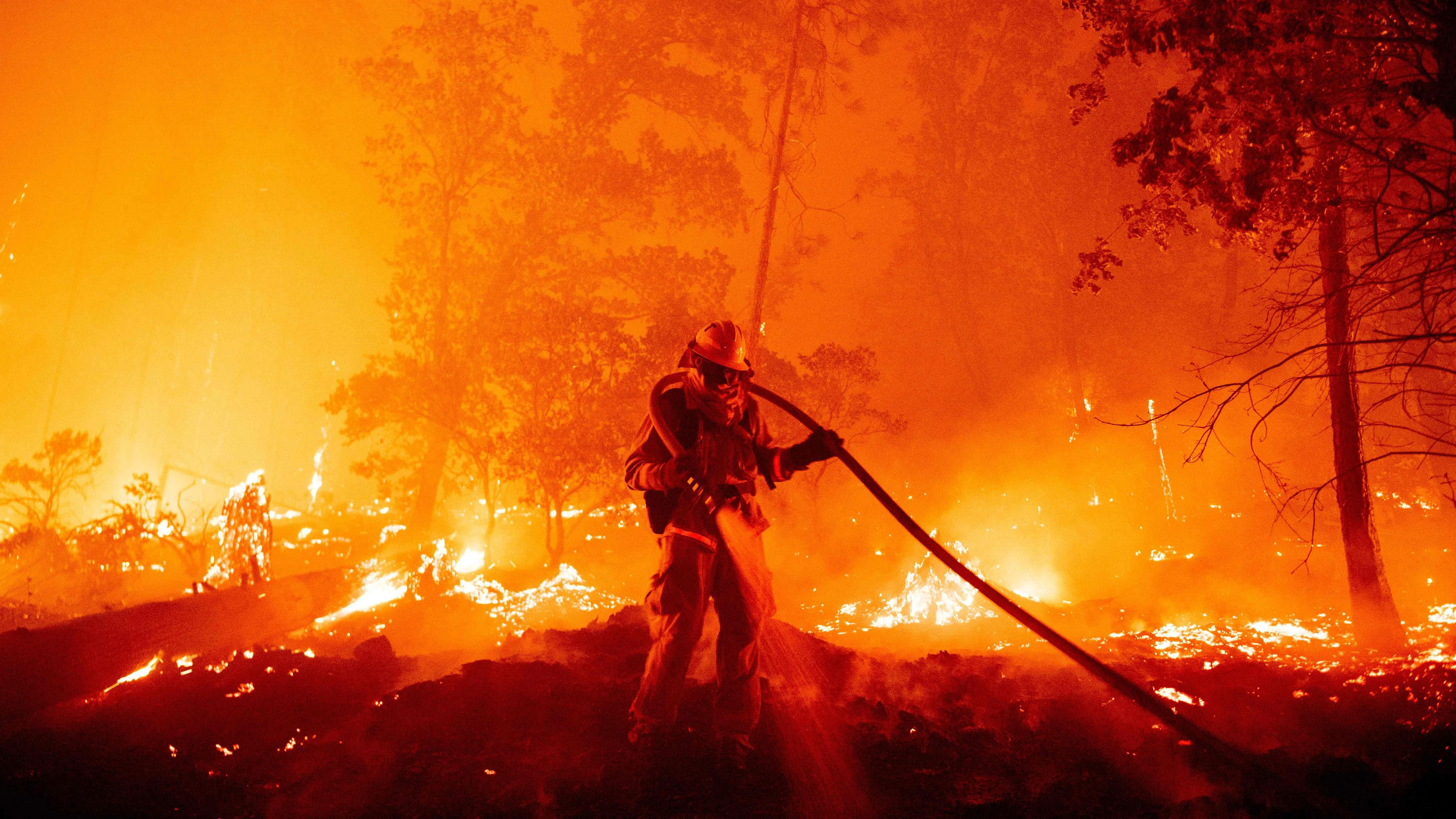 Ein Feuerwehrmann kam bei den Löscharbeiten ums Leben.