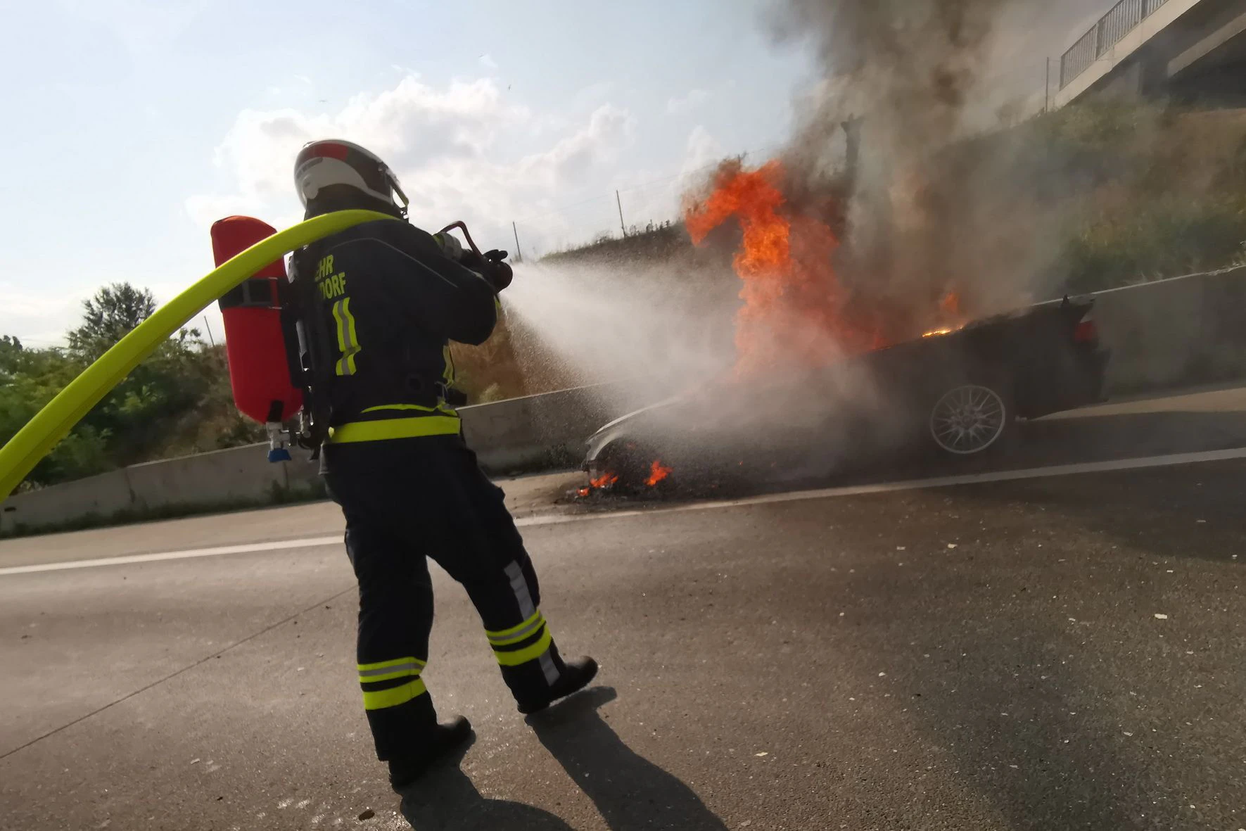 Cabrio ging auf der A2 in Flammen auf