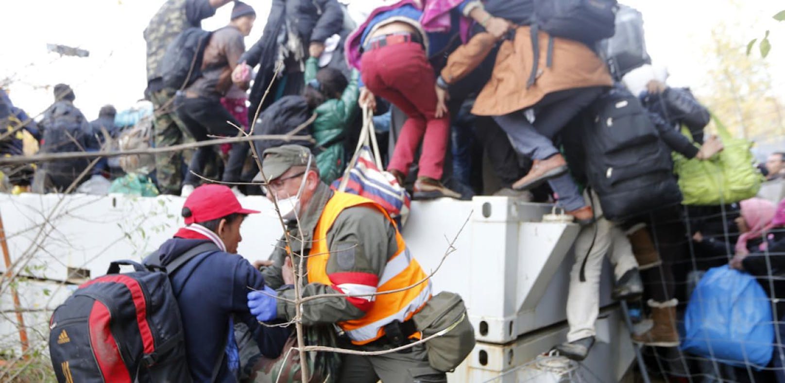 Flüchtlinge warten auf die Einreise nach Österreich. (Archivfoto)
