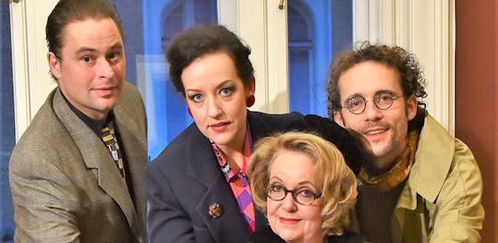 Die drei Geschwister mit der Nachbarin, die die Mutter der drei tot in ihrer Wohnung auffand...
