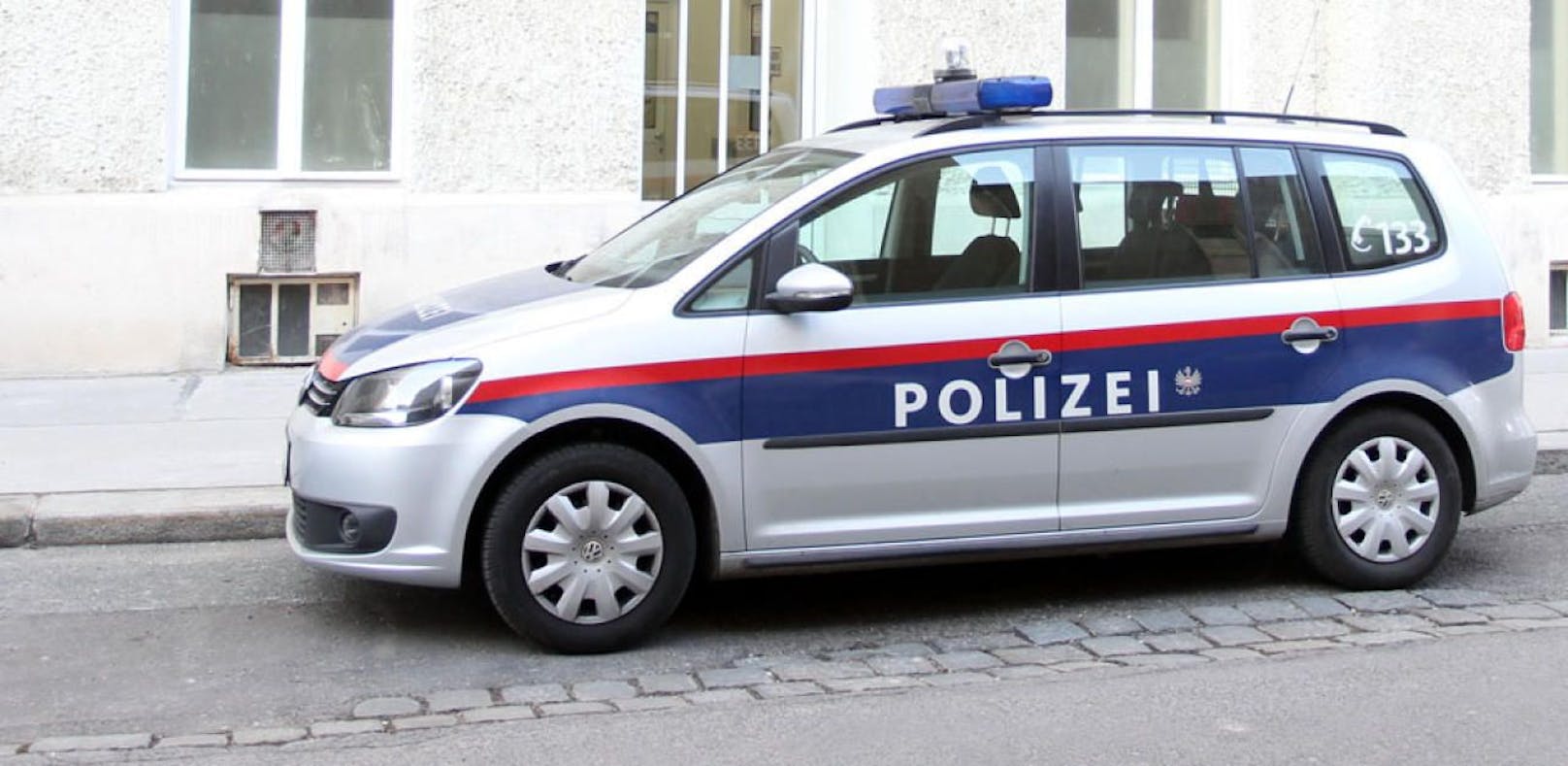 Polizei fahndet nach Postpartner-Überfall in Niederösterreich.