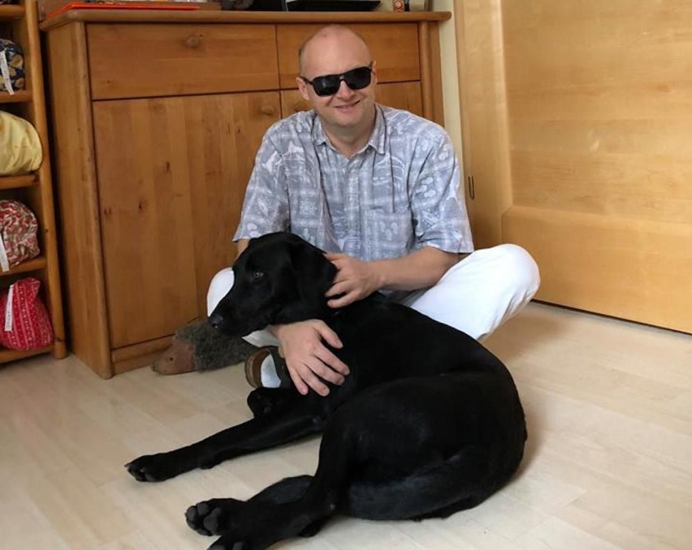 Andreas Leimer mit Labrador Nero.