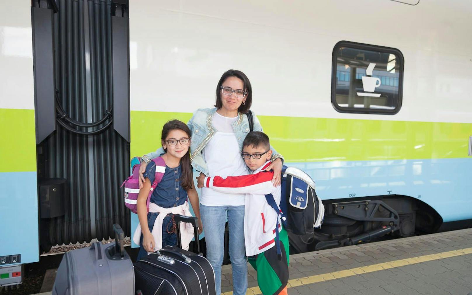 Narine und ihre beiden Kinder bei der Ankunft am Bahnhof.