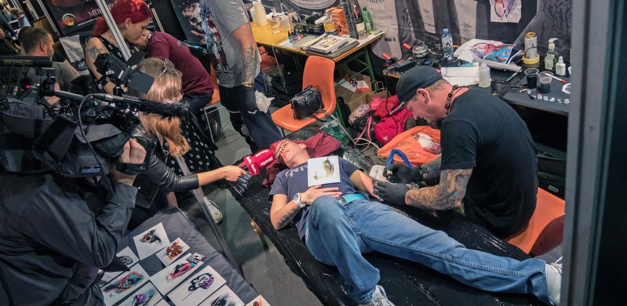 Heute.at - Schmerzen, Blut und bunte Tinte in der Stadthalle