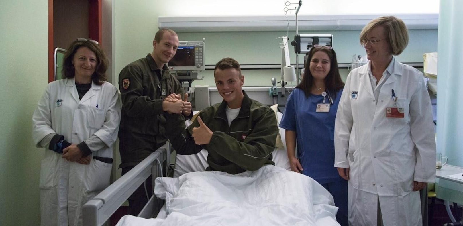 Korporal bedankt sich im Krankenhaus bei seinem Lebensretter.