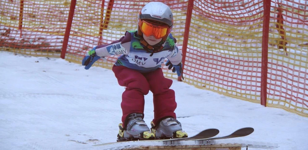Früh übt sich auch beim Skispringen.