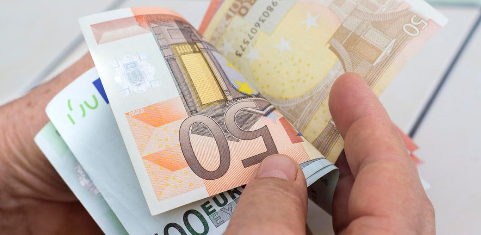 Der 62-Jährige fand mehrere tausend Euro und brachte das Geld zur Polizei