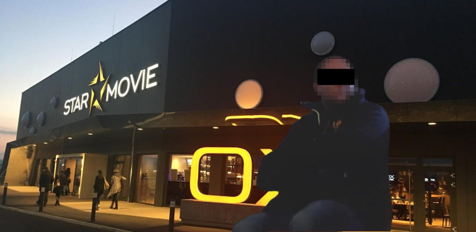 Im Kino packte der 39-Jährige zu.
