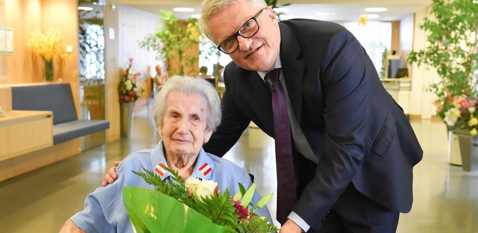 Anna Wiesmayr ist die älteste Österreicherin: Linz-Bürgermeister Klaus Luger gratulierte ihr zum 111. Geburtstag.