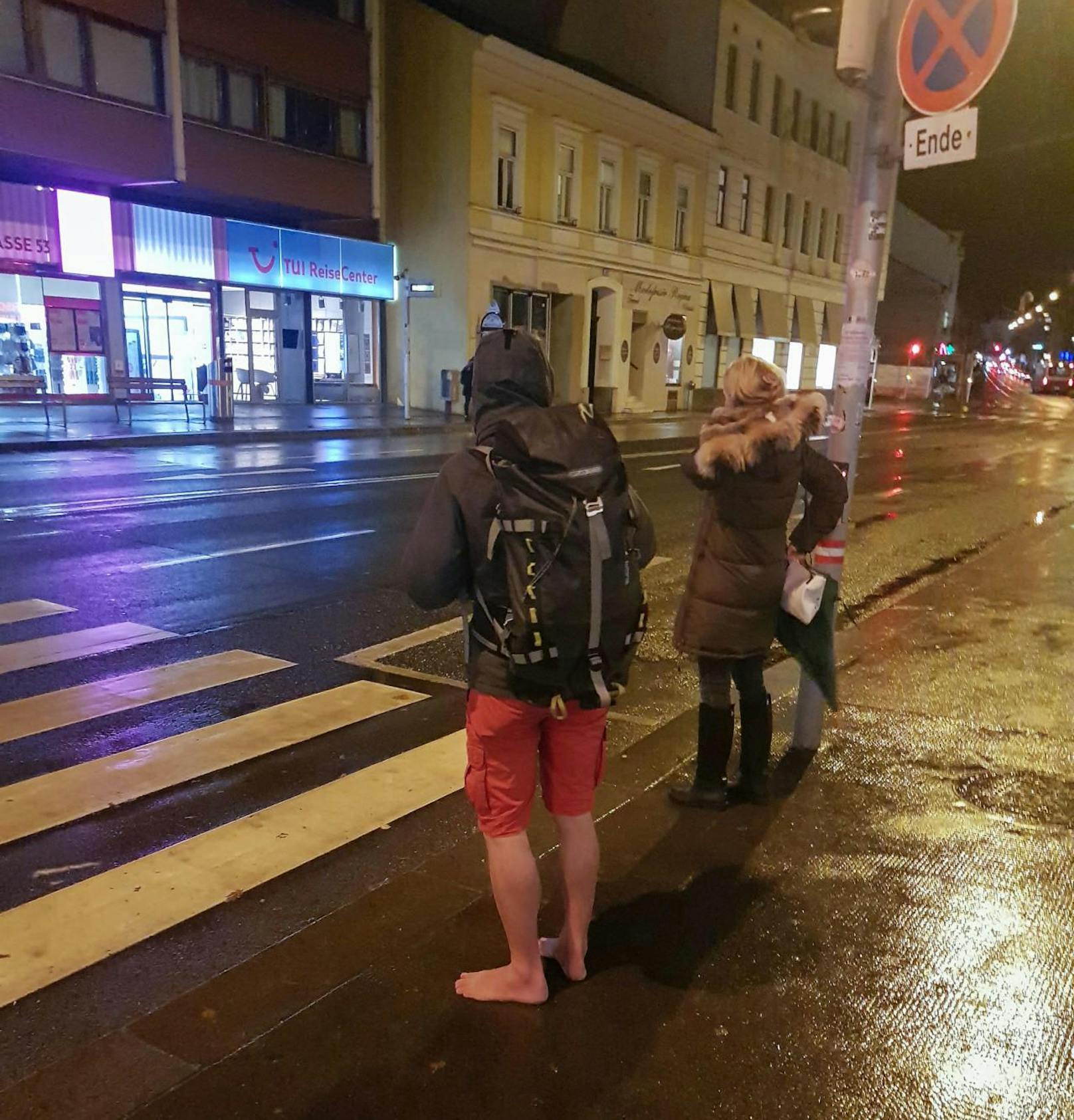 Schnell ins Warme! Dieser Rucksackträger lief trotz Regens und 4 Grad Kälte ohne Schuhe durch Wien.