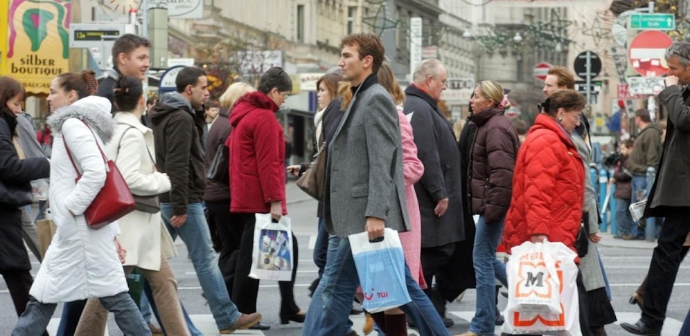 Die Shopping-Zeit startet. Am ersten Advent-Wochenende liegen als Geschenke-Tipps laut Wirtschaftskammer Wien Wintermäntel und Koch-Utensilien im Trend.