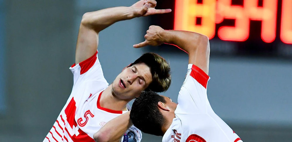Timm Klose beim Torjubel mit Fabian Schär. Die beiden sind Nati-Verteidiger der Schweiz.