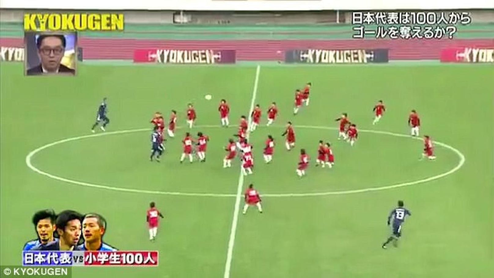 Ganz schön was los auf dem Rasen! Drei Nationalspieler (blau) traten in Japan zum Fußball gegen eine rote Meute aus 100 Schülern an. 