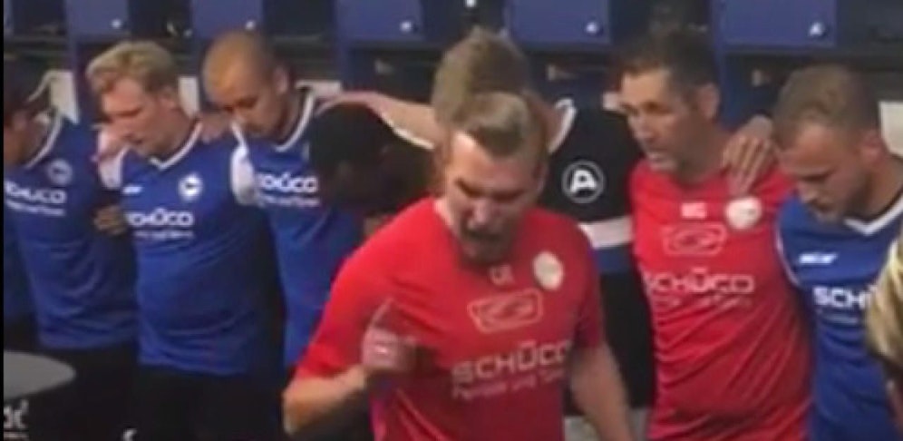 Emotionale Ansprache in der Kabine von Deutschland-Zweitligist Bielefeld.