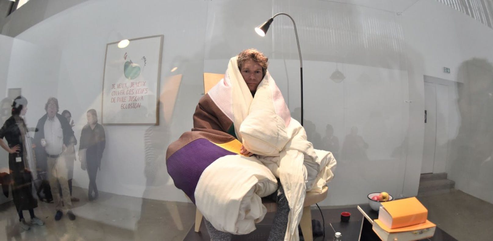"Menschliche Henne" brütet live im Museum