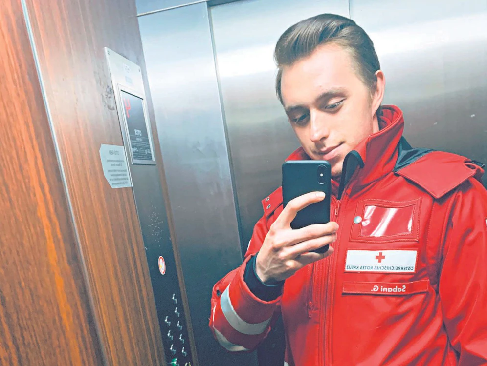 Gino Sabani beginnt im Mai mit seiner Ausbildung bei den Wiener Linien, im Moment unterstützt er seine Nachbarn.