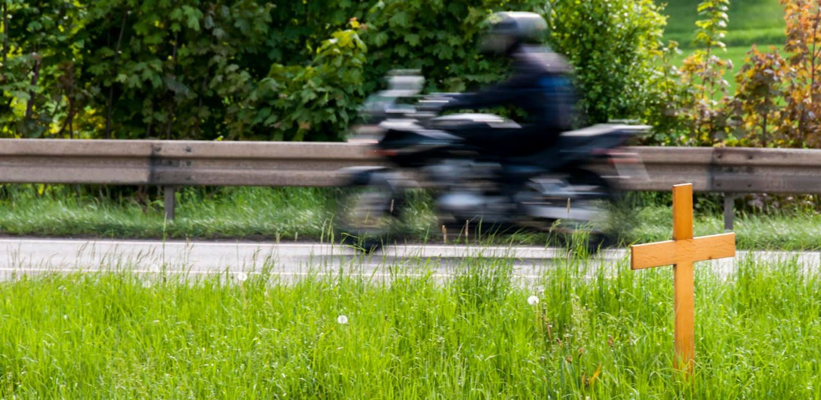 Frau kollidiert mit Motorrad ihres Gatten, Mann stirbt