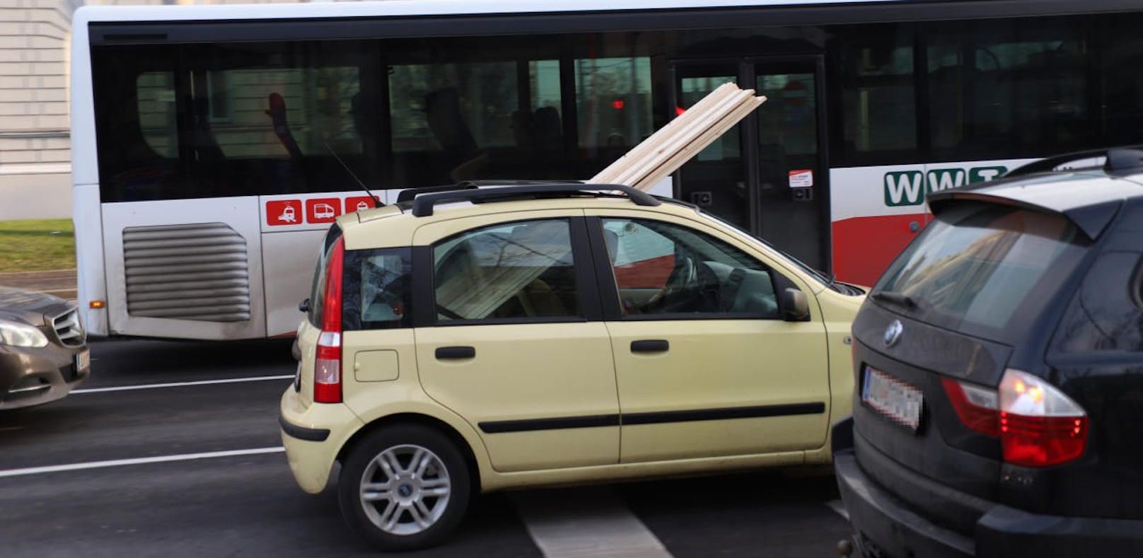 Ist dieser Transport von Holzlatten durch die Linzer Innenstadt erlaubt?