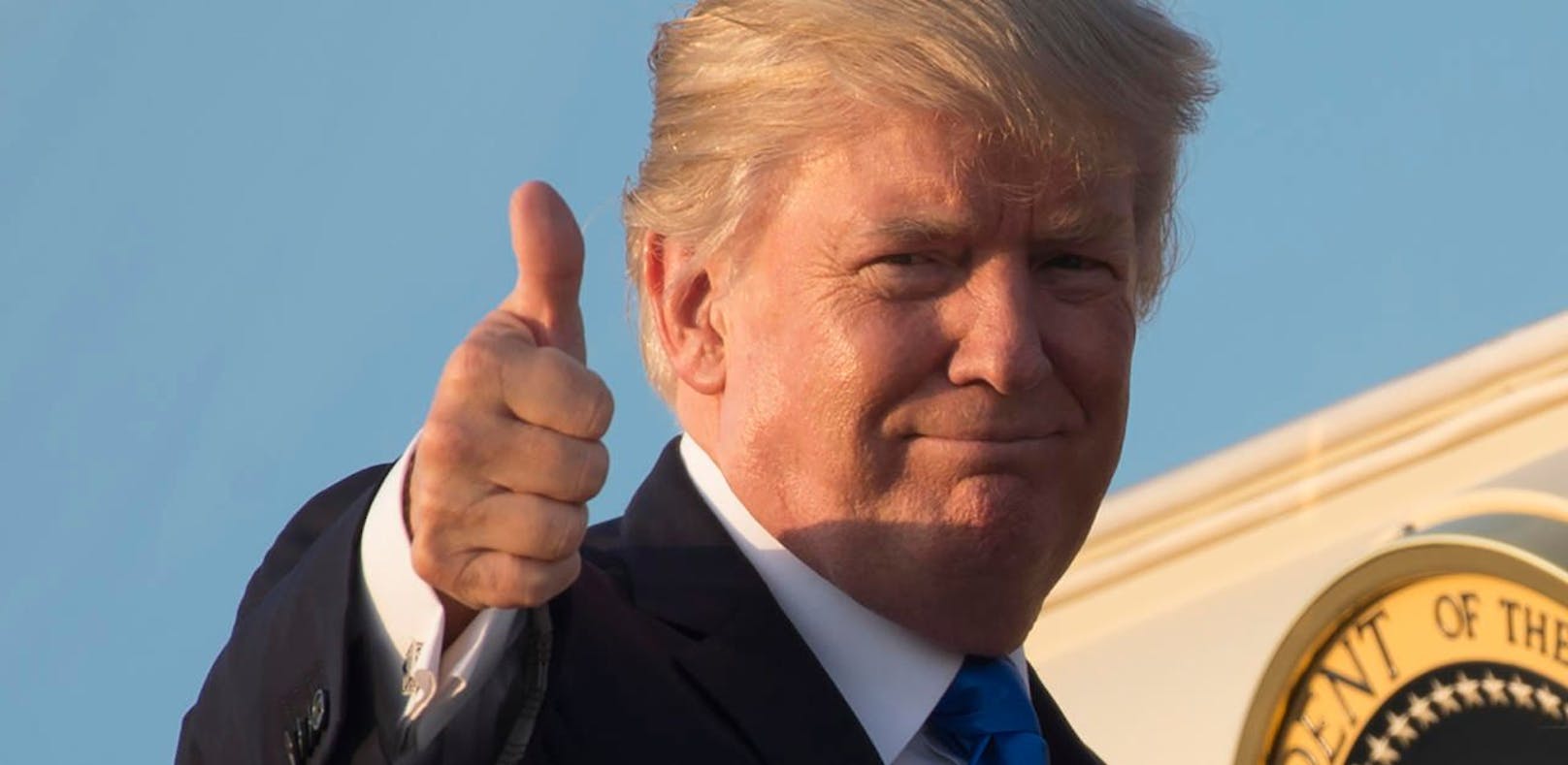 US Präsident Donald Trump streckt vor dem Boarding der Air Force One seinen Daumen gen Himmel. Archivbild