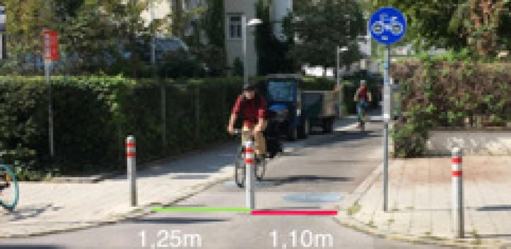 Dieser neue Poller ist Anlass für Zank im Achten.
