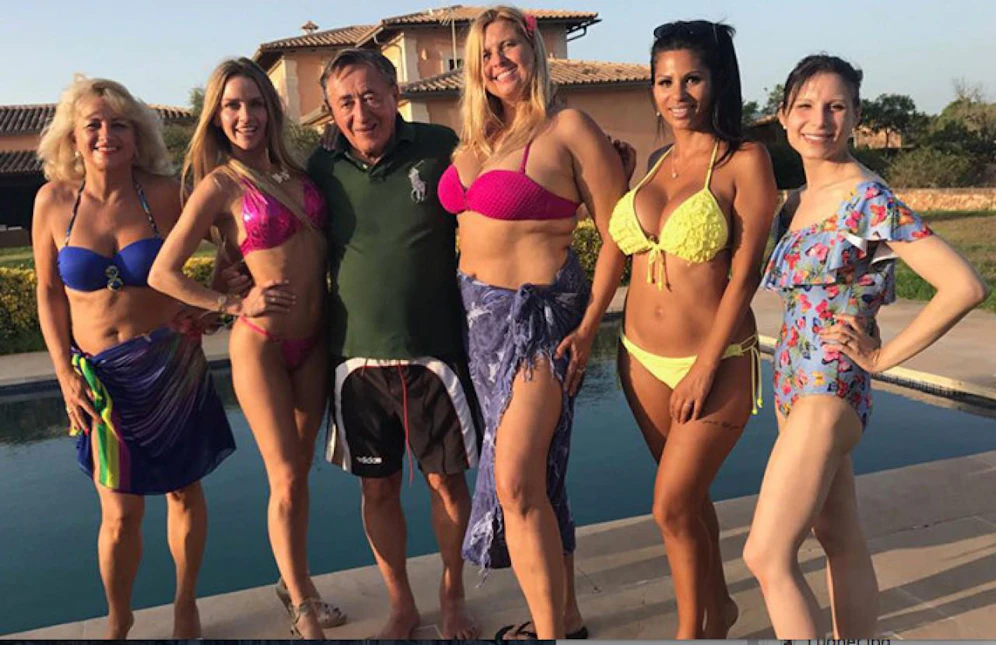 Richard Lugner und seine Reisebegleiterinnen 2017 auf Mallorca. Vorerst wurde der Zypern-Dreh im August auf Eis gelegt.