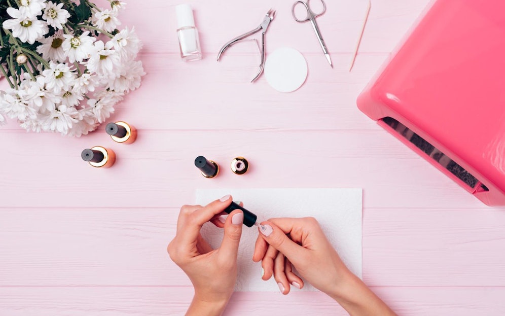 Auch das Nagelstudio bleibt bis auf weiteres geschlossen. Wir verraten euch, wie ihr auch zu Hause die perfekte Maniküre hinbekommt.