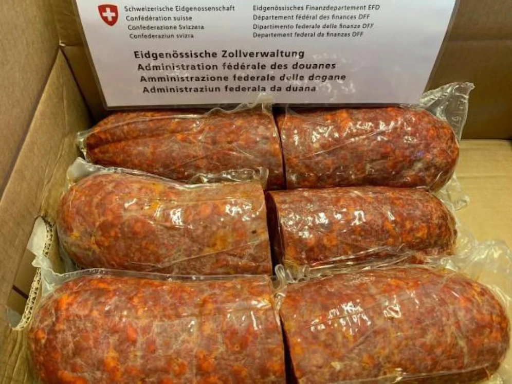Im Fahrzeug der Italiener befanden sich 103 Kilogramm Parmaschinken und Salami, 66 Kilogramm Gurken, 225 Kilogramm Kartoffeln, 30 Kilogramm Teigwaren, 42 Liter Oliven- und Sonnenblumenöl, 201 Kilogramm Seife, 115 Kilogramm Servietten, 46 Kilogramm Wasch- und Reinigunsmittel sowie 36 Kilogramm Speisesalz.