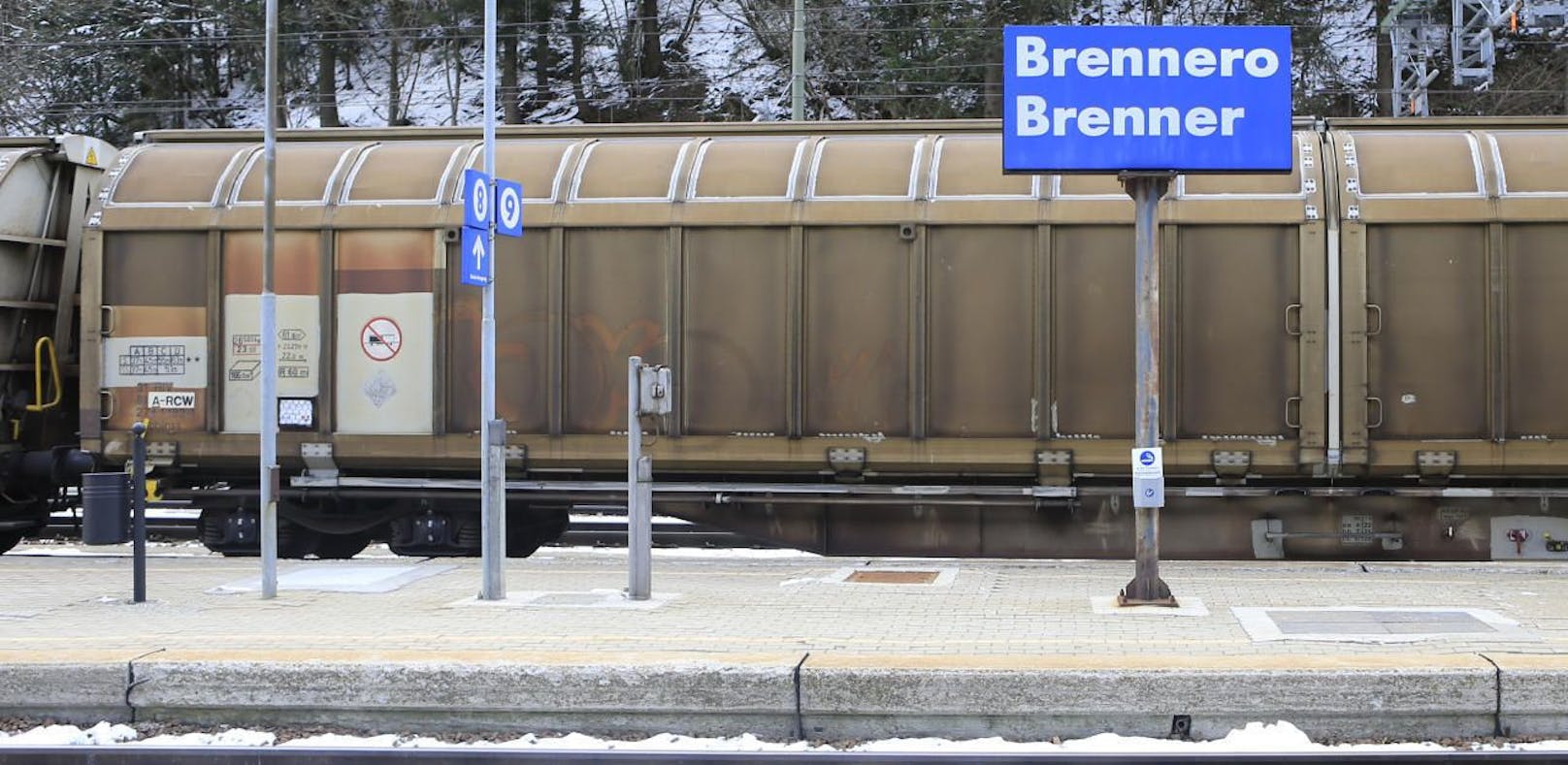 Der etwa fünfjährige Flüchtlingsbub aus Sierra Leone wurde von der Bahnpolizei am Brenner entdeckt.